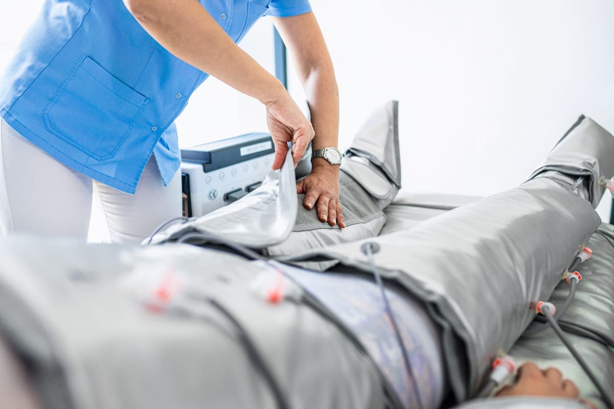 Terapeuta aplicando presoterapia